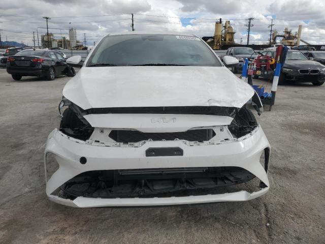 3KPF24AD8PE618147 - 2023 KIA FORTE LX WHITE photo 5