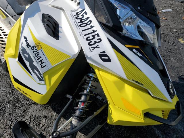 2BPSUCHA6HV000038 - 2017 SKI DOO MXZ 600 WHITE photo 11