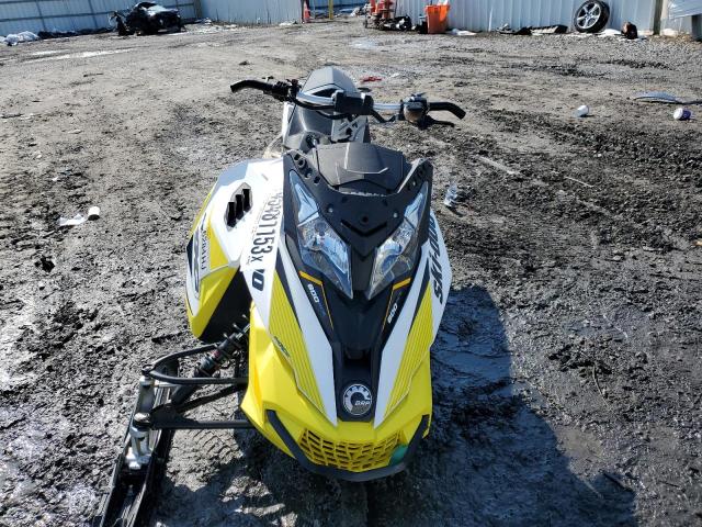 2BPSUCHA6HV000038 - 2017 SKI DOO MXZ 600 WHITE photo 5