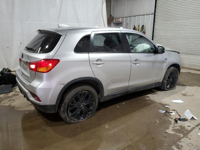 JA4AR3AU6JU004488 - 2018 MITSUBISHI OUTLANDER ES SILVER photo 3