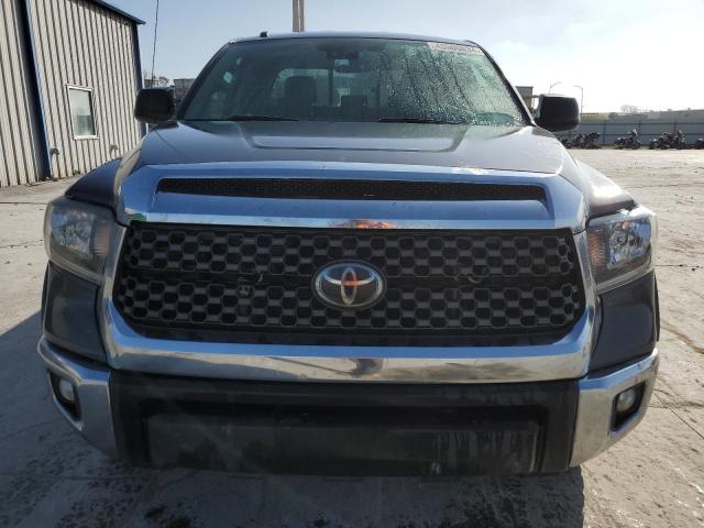 5TFUW5F11JX693473 - 2018 TOYOTA TUNDRA DOUBLE CAB SR/SR5 GRAY photo 5