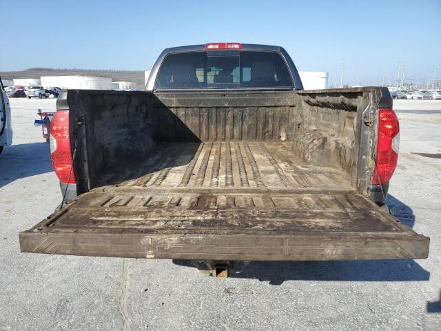5TFUW5F11JX693473 - 2018 TOYOTA TUNDRA DOUBLE CAB SR/SR5 GRAY photo 6
