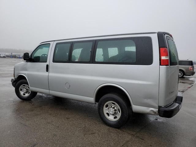 1GCWGFCF6F1284018 - 2015 CHEVROLET EXPRESS G2 SILVER photo 2