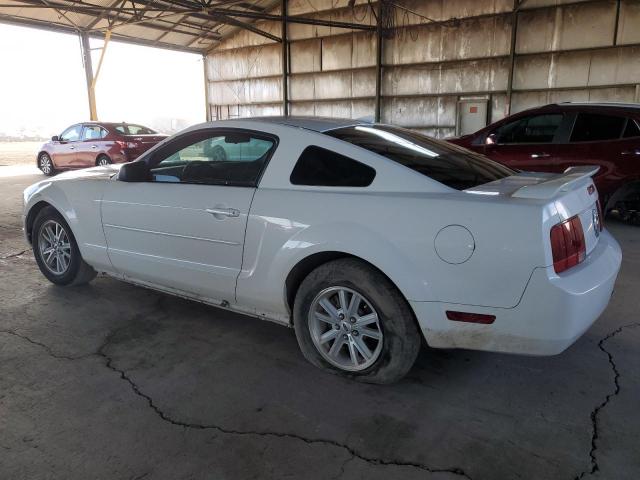 1ZVFT80N365226344 - 2006 FORD MUSTANG WHITE photo 2