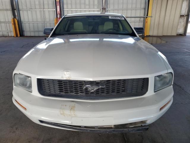 1ZVFT80N365226344 - 2006 FORD MUSTANG WHITE photo 5