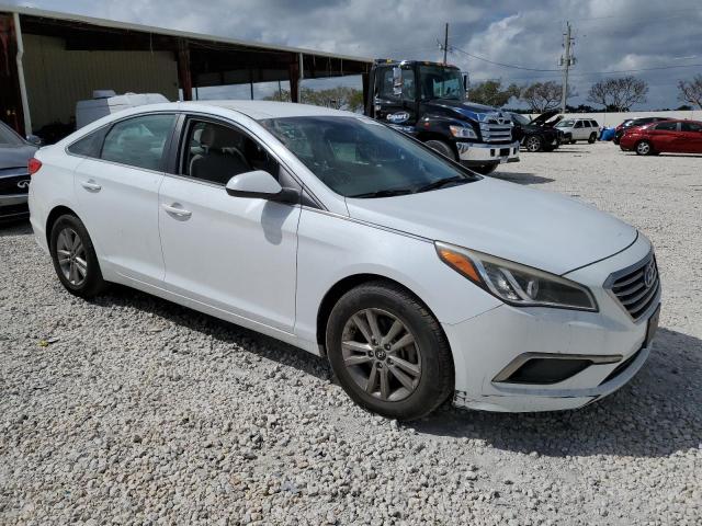 5NPE24AF7GH258295 - 2016 HYUNDAI SONATA SE WHITE photo 4