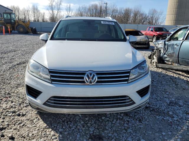 WVGEP9BP8FD002477 - 2015 VOLKSWAGEN TOUAREG V6 TDI WHITE photo 5