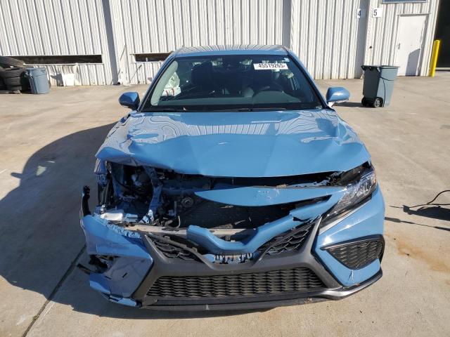 4T1G11AK7PU140918 - 2023 TOYOTA CAMRY SE NIGHT SHADE BLUE photo 5