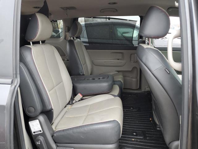 KNDMB5C14J6390824 - 2018 KIA SEDONA LX GRAY photo 10