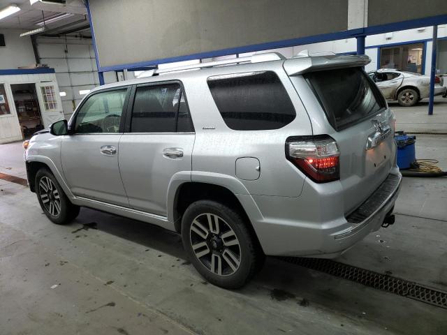 JTEBU5JR5J5577744 - 2018 TOYOTA 4RUNNER SR5/SR5 PREMIUM SILVER photo 2