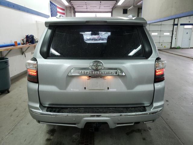 JTEBU5JR5J5577744 - 2018 TOYOTA 4RUNNER SR5/SR5 PREMIUM SILVER photo 6