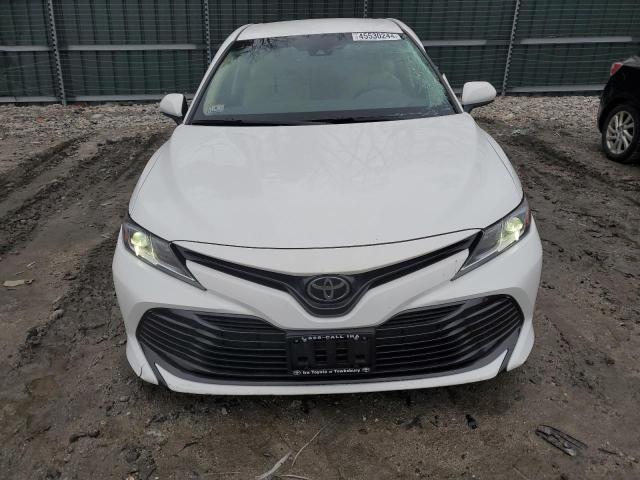 4T1B11HK6JU108954 - 2018 TOYOTA CAMRY L WHITE photo 5