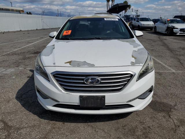 5NPE24AF1FH209768 - 2015 HYUNDAI SONATA SE WHITE photo 5