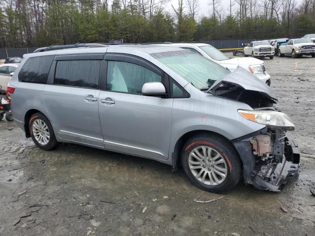 5TDYZ3DC9HS813425 - 2017 TOYOTA SIENNA XLE SILVER photo 4