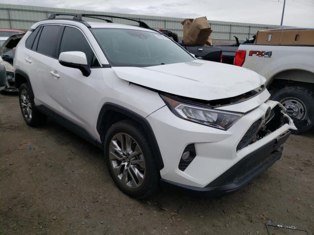 2T3A1RFVXKW080544 - 2019 TOYOTA RAV4 XLE PREMIUM WHITE photo 4