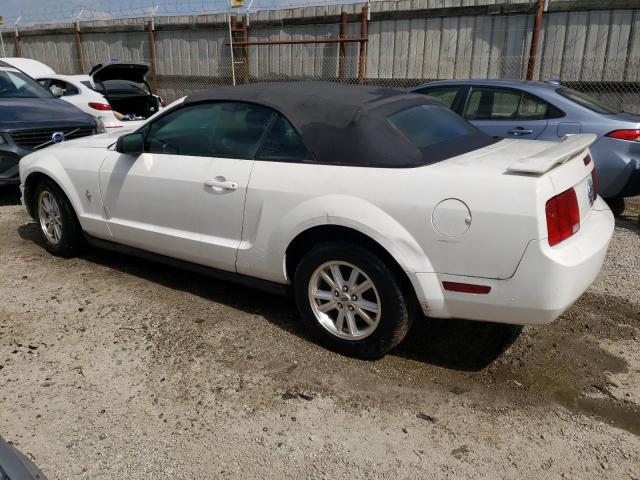 1ZVFT84N875253650 - 2007 FORD MUSTANG WHITE photo 2