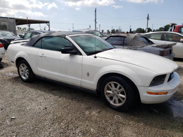 1ZVFT84N875253650 - 2007 FORD MUSTANG WHITE photo 4