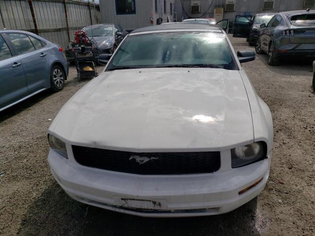 1ZVFT84N875253650 - 2007 FORD MUSTANG WHITE photo 5