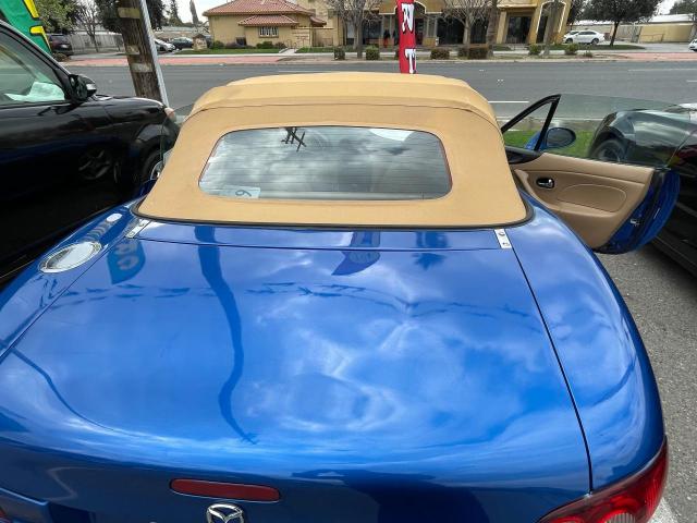JM1NB353720223935 - 2002 MAZDA MX-5 MIATA BASE BLUE photo 6