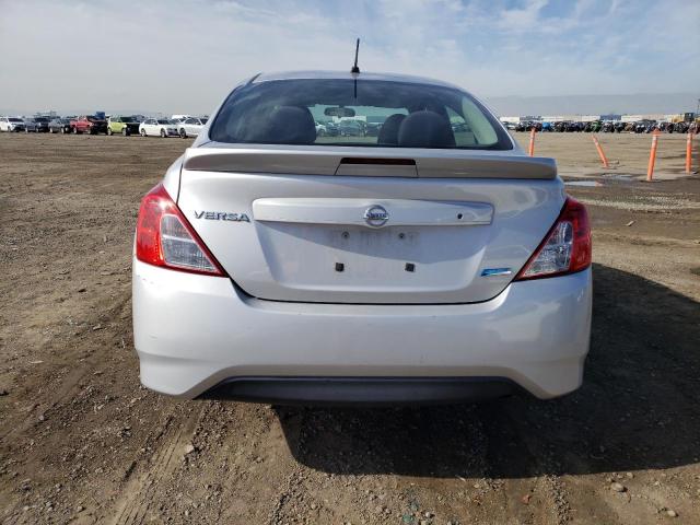 3N1CN7AP9JK431520 - 2018 NISSAN VERSA S SILVER photo 6