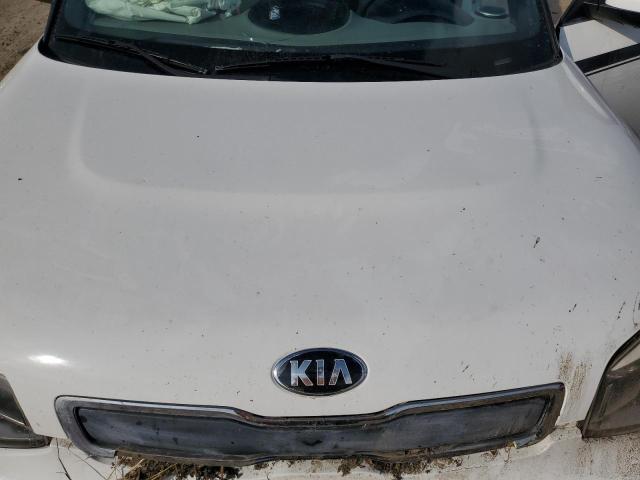 KNDJN2A20F7812450 - 2015 KIA SOUL WHITE photo 11