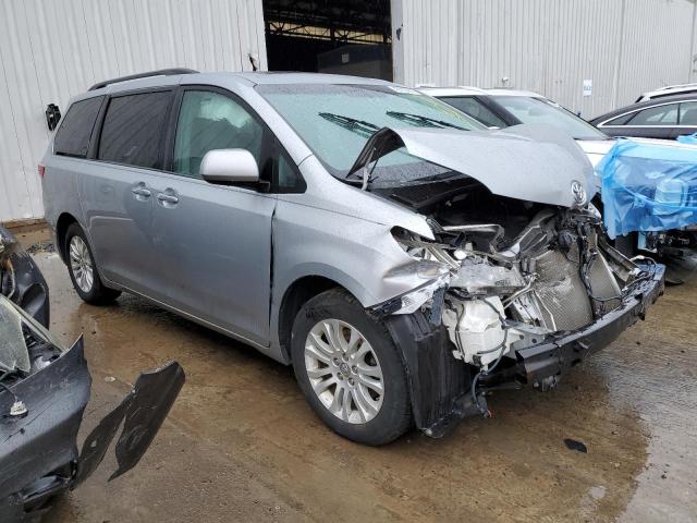 5TDYK3DC1FS635141 - 2015 TOYOTA SIENNA XLE SILVER photo 4