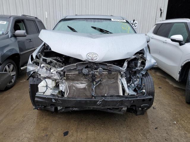 5TDYK3DC1FS635141 - 2015 TOYOTA SIENNA XLE SILVER photo 5