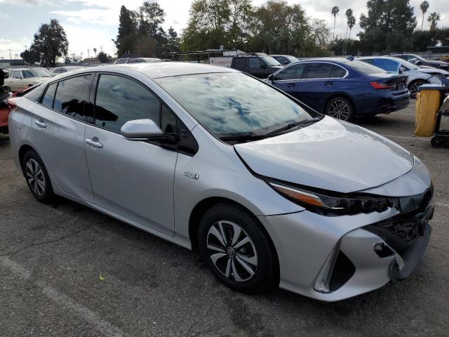 JTDKARFP5J3076991 - 2018 TOYOTA PRIUS PRIM SILVER photo 4