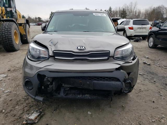 KNDJN2A21J7575301 - 2018 KIA SOUL GRAY photo 5