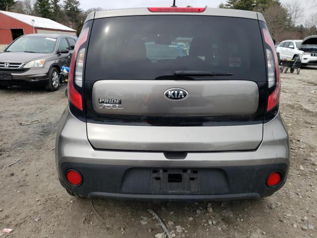 KNDJN2A21J7575301 - 2018 KIA SOUL GRAY photo 6