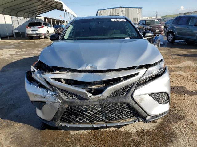 4T1G31AK5LU523650 - 2020 TOYOTA CAMRY SE SILVER photo 5