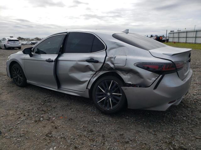 4T1T11AKXNU637117 - 2022 TOYOTA CAMRY SE SILVER photo 2