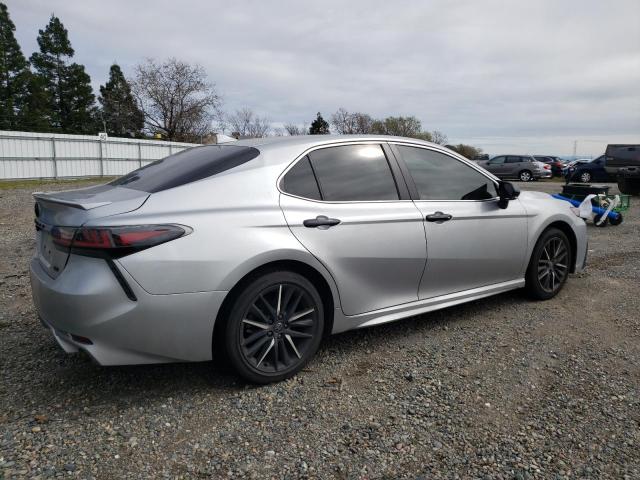 4T1T11AKXNU637117 - 2022 TOYOTA CAMRY SE SILVER photo 3