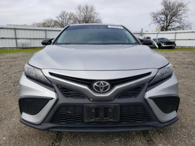 4T1T11AKXNU637117 - 2022 TOYOTA CAMRY SE SILVER photo 5