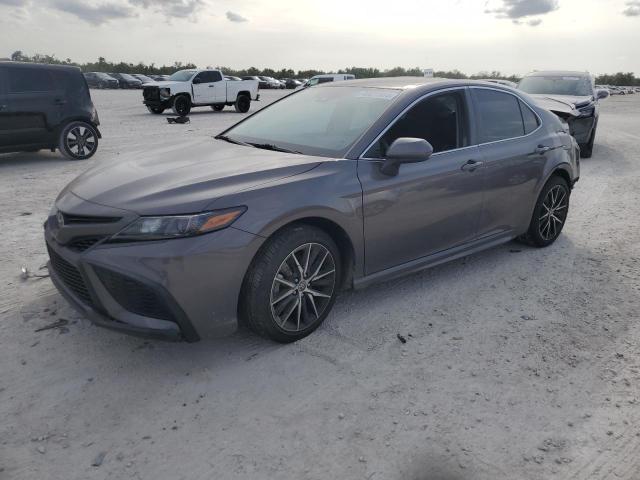 4T1G11AK0MU457788 - 2021 TOYOTA CAMRY SE GRAY photo 1