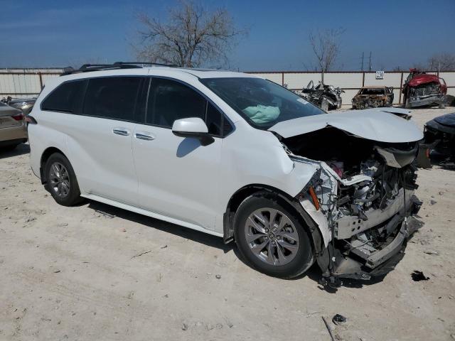 5TDYRKEC1NS082932 - 2022 TOYOTA SIENNA XLE WHITE photo 4