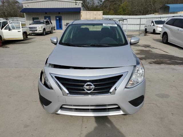 3N1CN7APXKL832635 - 2019 NISSAN VERSA S SILVER photo 5