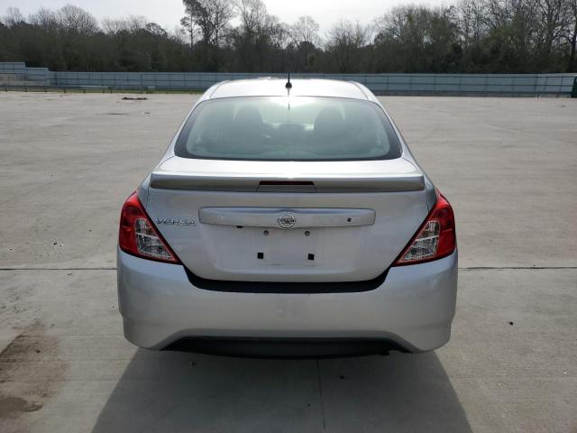 3N1CN7APXKL832635 - 2019 NISSAN VERSA S SILVER photo 6