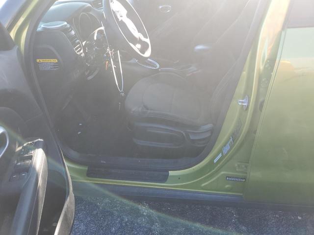 KNDJN2A20F7784875 - 2015 KIA SOUL GREEN photo 7