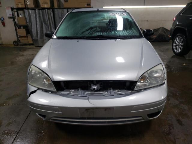 1FAFP34NX5W300667 - 2005 FORD FOCUS ZX4 SILVER photo 5