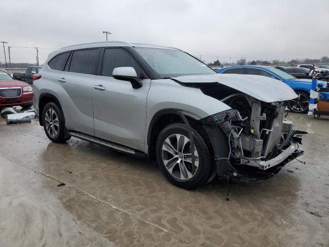 5TDGZRAH0NS143225 - 2022 TOYOTA HIGHLANDER XLE SILVER photo 4