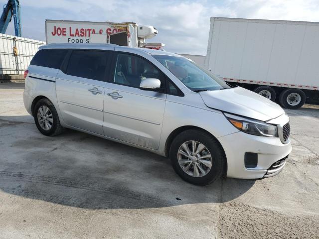 KNDMB5C11H6312625 - 2017 KIA SEDONA LX SILVER photo 4