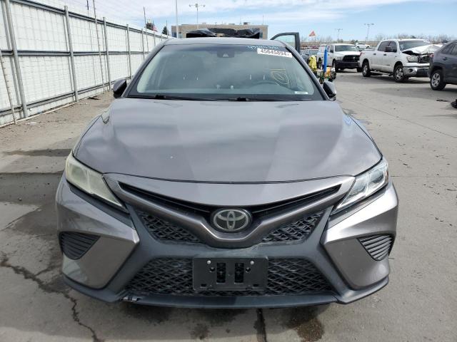 4T1B11HK9JU022473 - 2018 TOYOTA CAMRY SE A L GRAY photo 5