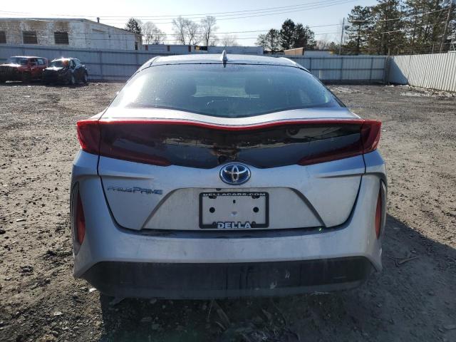 JTDKARFP8J3092411 - 2018 TOYOTA PRIUS PRIM Silber Foto 6