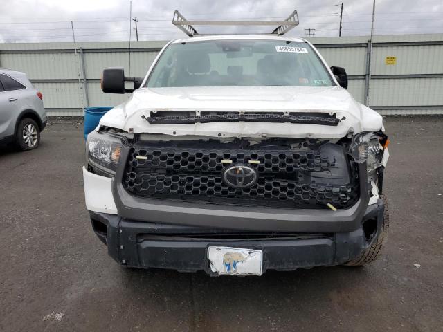 5TFCY5F19JX022591 - 2018 TOYOTA TUNDRA DOUBLE CAB SR/SR5 WHITE photo 5