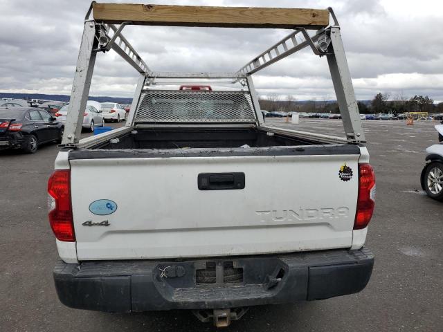 5TFCY5F19JX022591 - 2018 TOYOTA TUNDRA DOUBLE CAB SR/SR5 WHITE photo 6