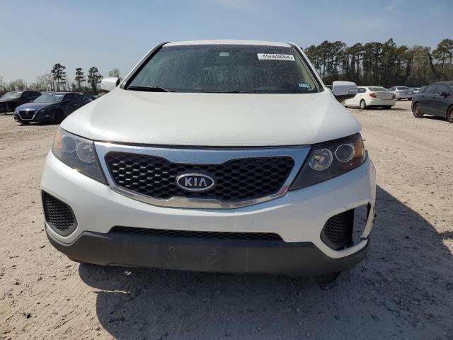 5XYKT3A16DG379322 - 2013 KIA SORENTO LX WHITE photo 5