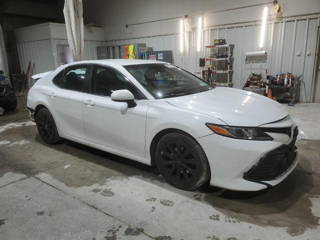 4T1B11HKXJU675863 - 2018 TOYOTA CAMRY L WHITE photo 4