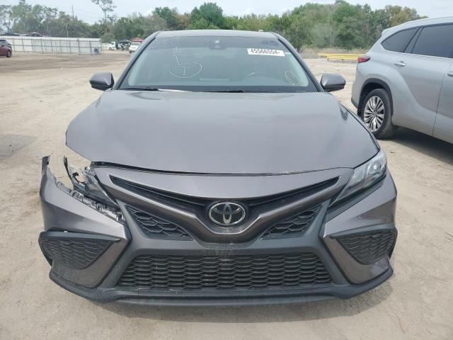 4T1G11AK2MU602717 - 2021 TOYOTA CAMRY SE GRAY photo 5