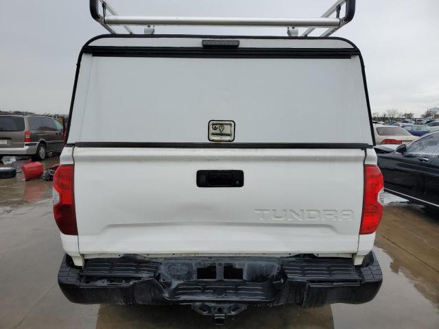 5TFTY5F14JX009991 - 2018 TOYOTA TUNDRA DOUBLE CAB SR/SR5 WHITE photo 6